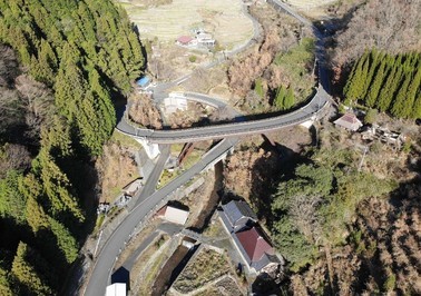 ループ橋の空撮写真です