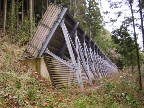 落石防護壁緩衝工完成４年経過後の状況写真