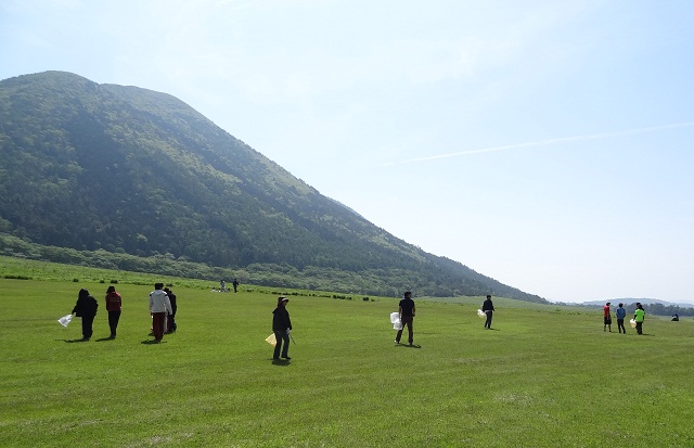 三瓶山に向かってゴミ拾い開始