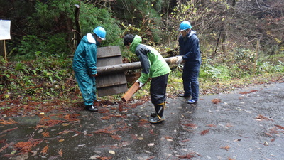 みんなで看板運び