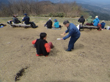 座っている人にも啓発活動