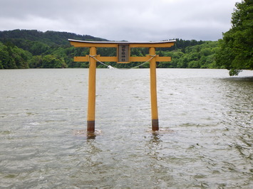 浮布の池鳥居