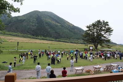 三瓶山を背中に開会式