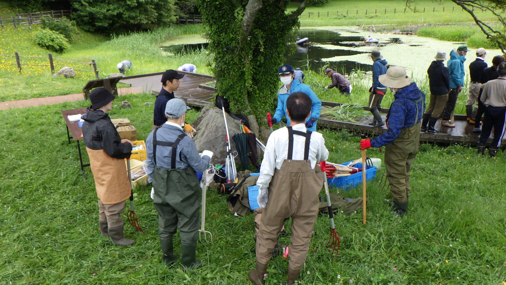 胴長部隊の打ち合わせ