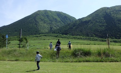 西の原裾野へ向かう人たち