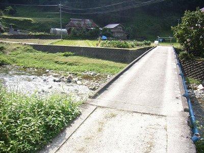 ユキワリイチゲ群生地入口の橋の写真