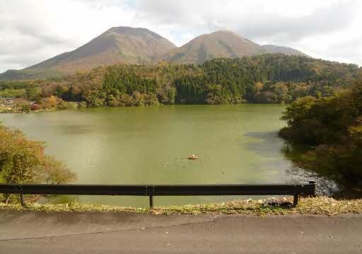 浮布池から見た秋の三瓶山