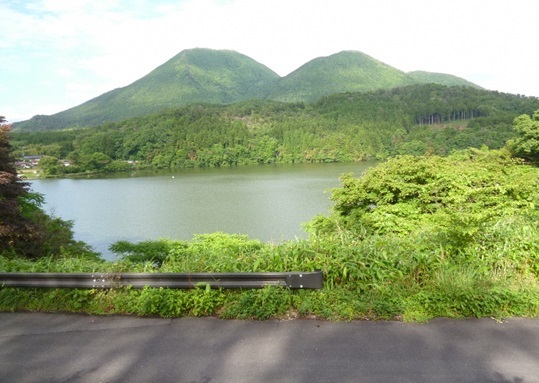 浮布池から見た春の三瓶山