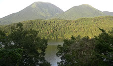 浮布池から見える三瓶山の写真