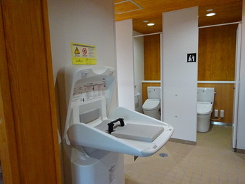女性用トイレに設置されたベビーベッド