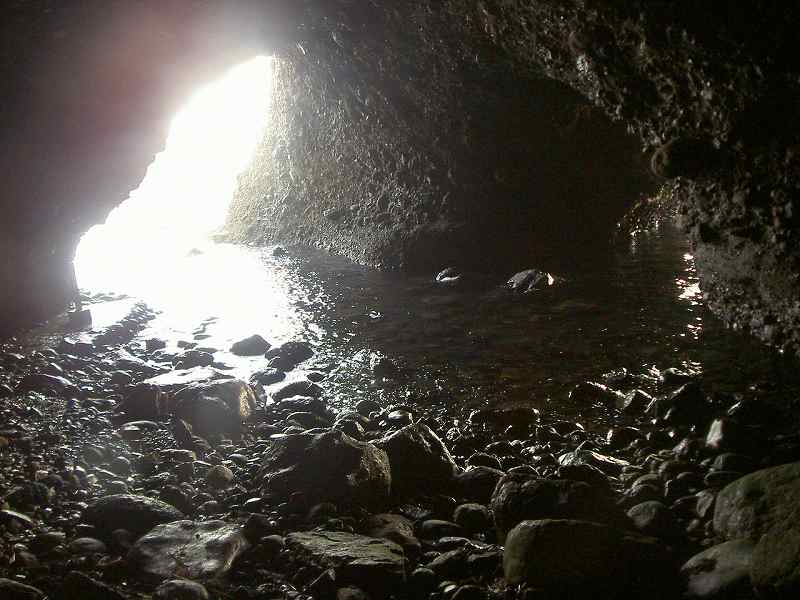 トンネルの途中にある洞窟