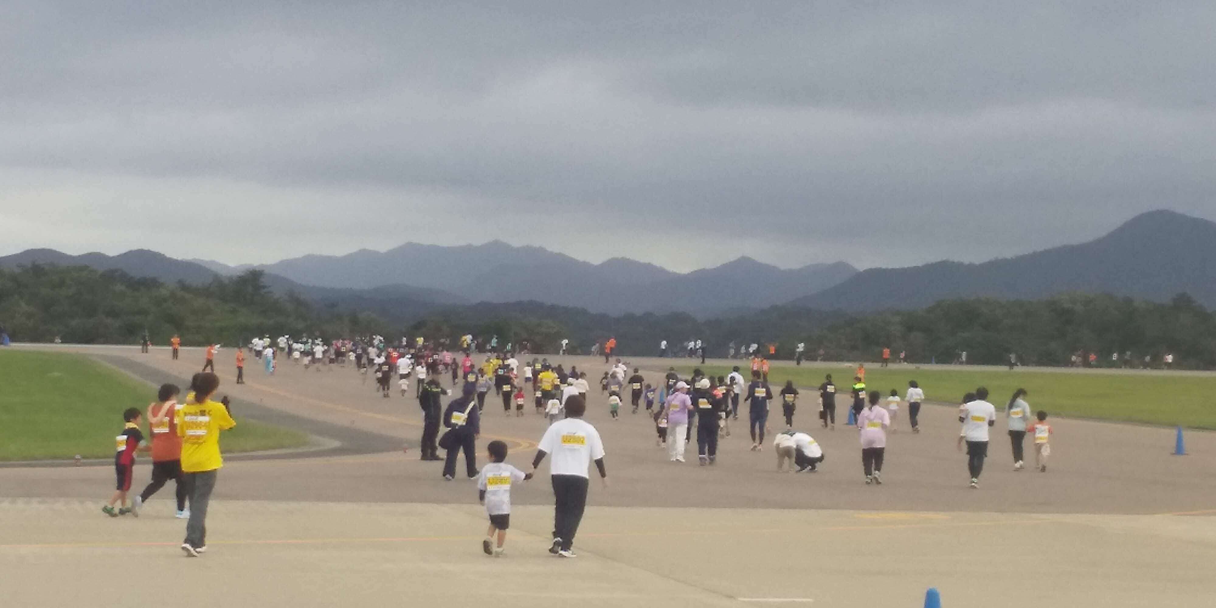 滑走路上を走るランナーの様子