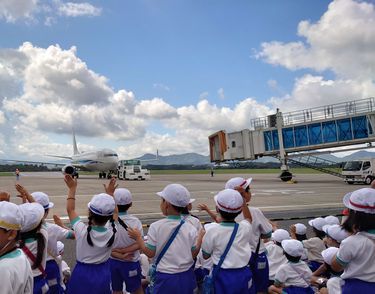 定期便を間近で見学する周布小学校の写真