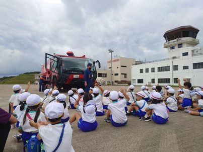 化学消防車について説明を受けている周布小学校の写真