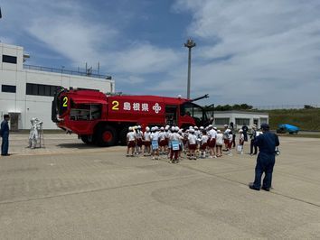 空港化学消防車の見学の様子