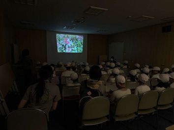 スライドにより石見空港はちみつの説明を受ける様子