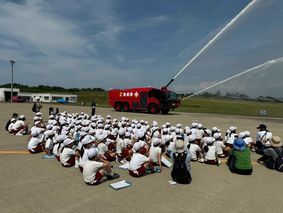 空港化学消防車による水放射を見学する様子