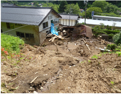 山崩れにより民家に土砂が流れ込んでいる画像