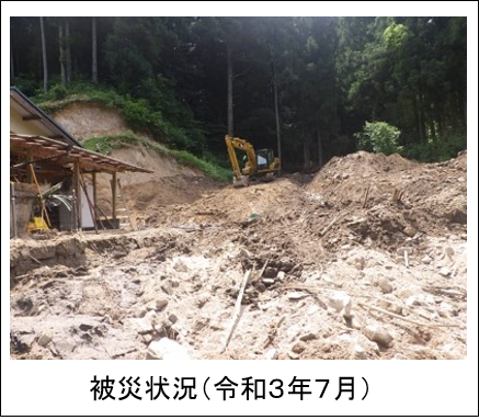 山崩れにより里山に土砂が流出している画像