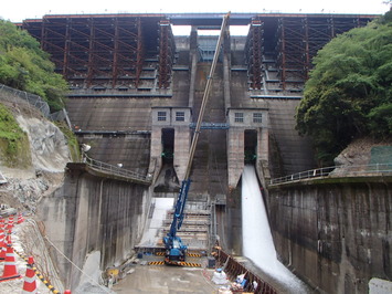 浜田ダム再開発工事、施工状況、平成２７年４月、越流部