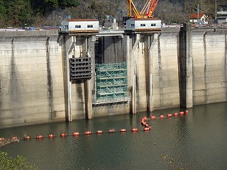 浜田ダム再開発工事、平成27年11月、越流部の施工状況写真
