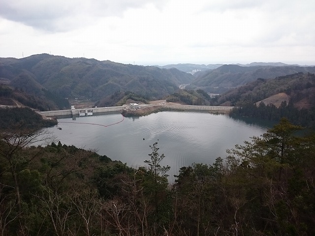 洪水時最高水位の貯水池状況写真