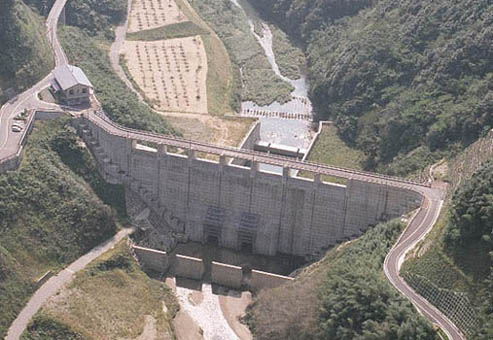 益田川ダム空撮上流から下流を望む