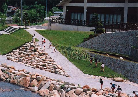 写真（スロープ形式の遊歩道）