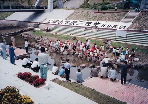 写真（潮川「ふれあい学習」）