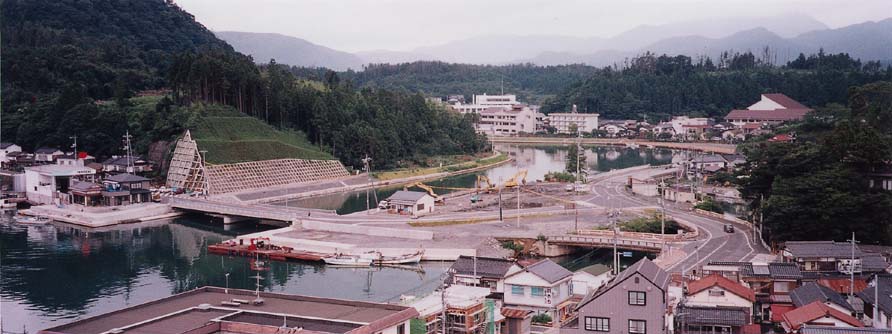 写真（八尾川放水路全景）