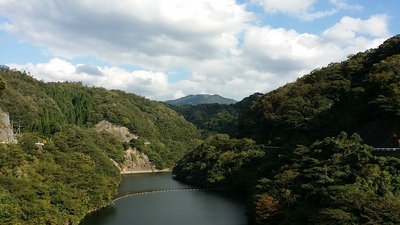 管理橋から見たみやび湖の写真です