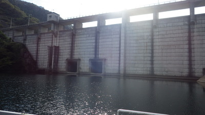 西日をバックにした御部ダム上流側の写真です。