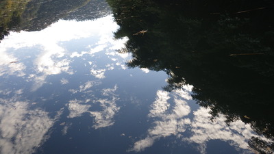みやび湖に映る空の写真です
