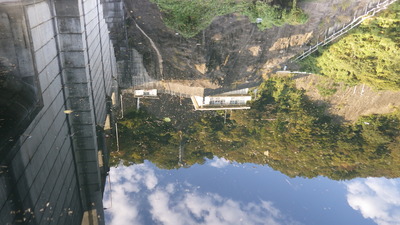 みやび湖に映る御部ダムと管理所の写真です