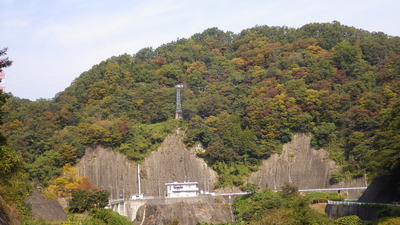 御部ダム管理所背後の紅葉しつつある山の写真です。