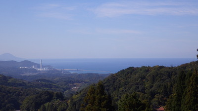 遠くにかすむ日本海と三隅火力発電所の写真です。