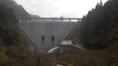 ダム下側から見た維持放流中の昼間の御部ダムの写真です。