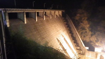 ダムの上から見た御部ダムライトアップの写真です。