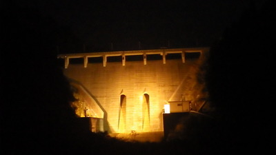ダム下側から見た御部ダムライトアップの写真です。