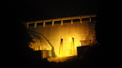 ダム下側から見た御部ダムライトアップの写真その２です。