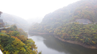 雨のみやび湖の写真です