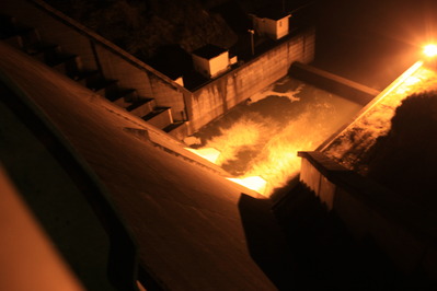ライトアップされた御部ダムの写真その１です