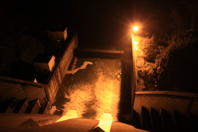 ライトアップされた御部ダムの写真その２です