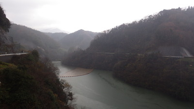 雨のみやび湖の写真です