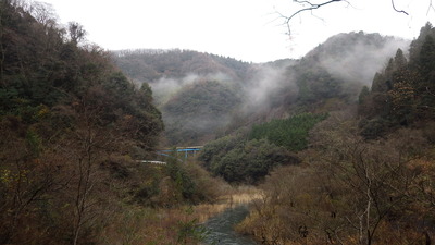 霧がかかった上古和大橋の写真です。