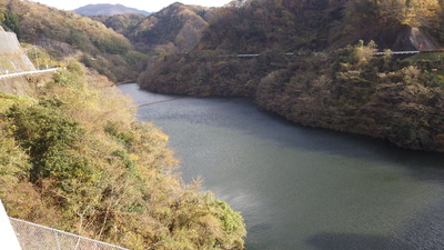 風で波打つみやび湖の写真です