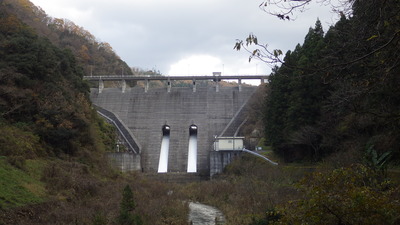 常用洪水吐きから放流中の今日午後の御部ダムの写真です。