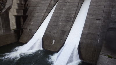 常用洪水吐きから流れ落ちる水の写真です。