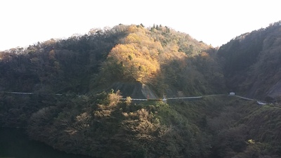 みやび湖の山々の陰陽の写真です