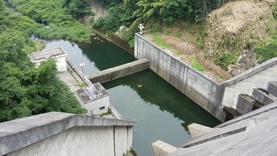 御部ダム下流側の照明灯の写真です